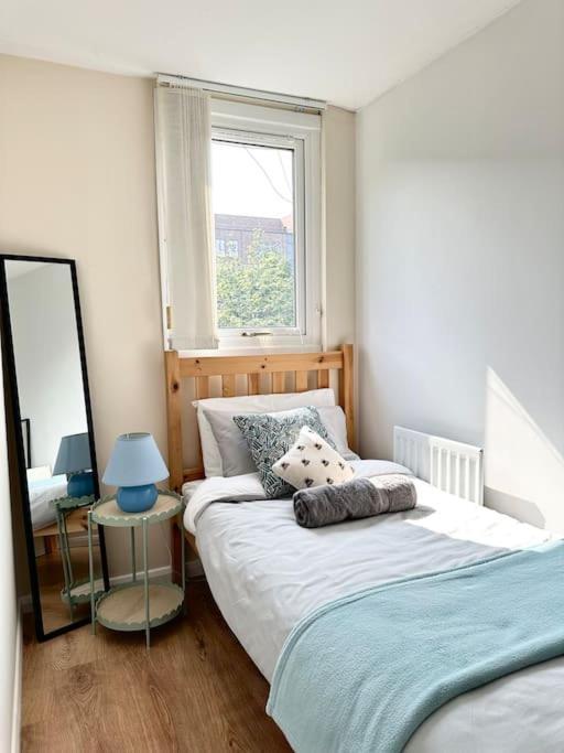 6 Guests House Old Trafford,Media City,City Centre, Free Parking Манчестер Екстер'єр фото