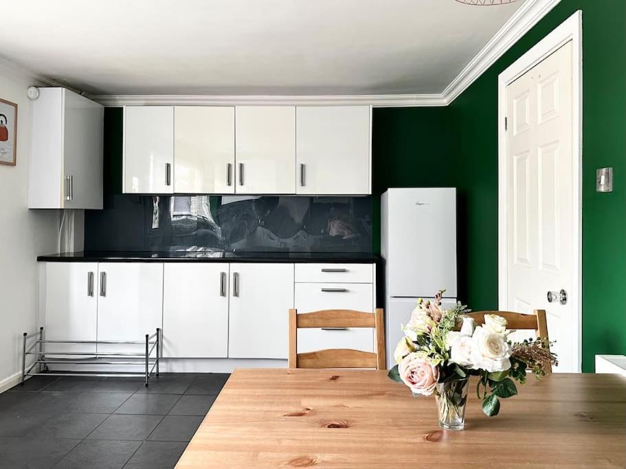 6 Guests House Old Trafford,Media City,City Centre, Free Parking Манчестер Екстер'єр фото