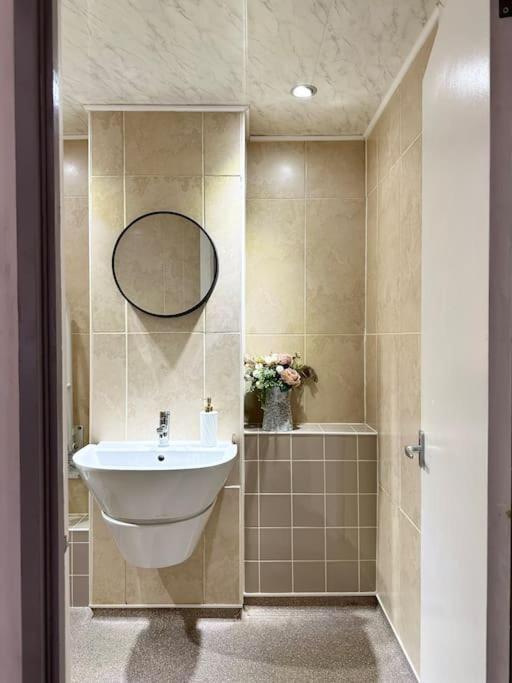 6 Guests House Old Trafford,Media City,City Centre, Free Parking Манчестер Екстер'єр фото